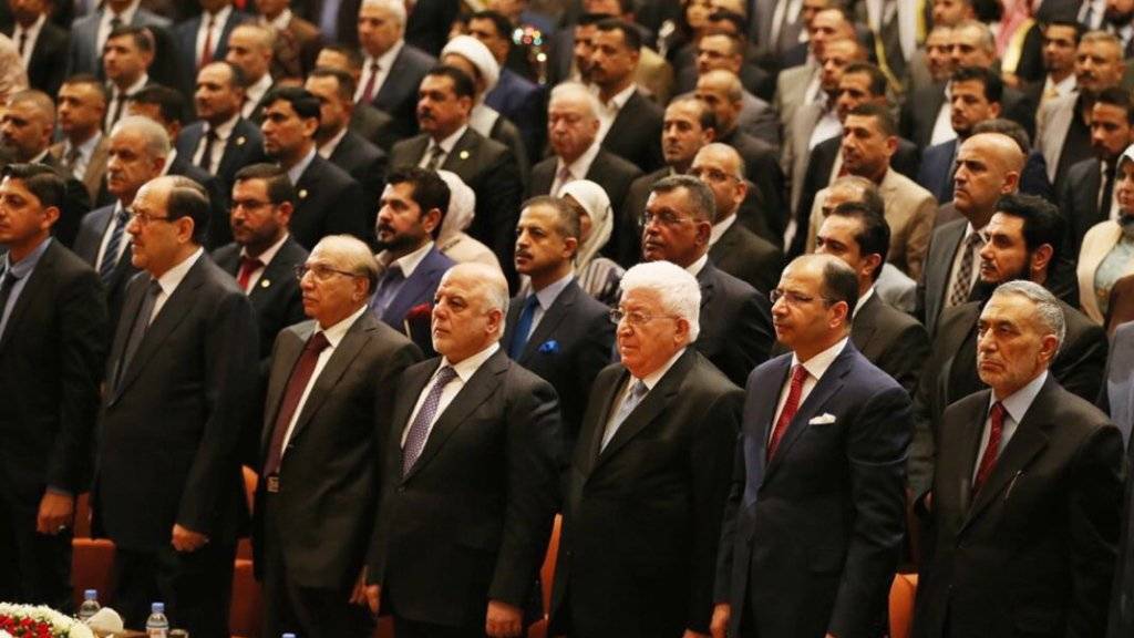 Im Irak ist das Parlament erstmals seit der Wahl am 12. Mai zu einer Sitzung zusammengekommen. Der bisherige Regierungschef Haidar al-Abadi (Mitte-links) wird die nächste Regierung mitprägen.
