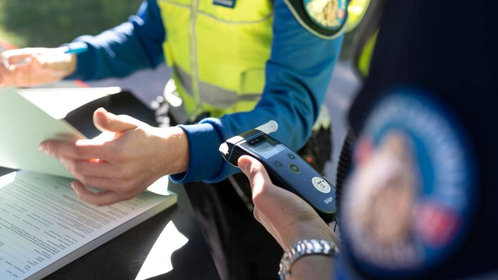 Bei einer gemeinsamen Polizeiaktion von fünf Zentralschweizer Polizeikorps wurden am Wochenende über 250 Personen und rund 100 Fahrzeuge kontrolliert. (Symbolbild)