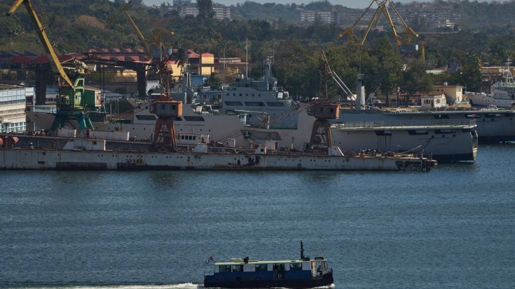 dpatopbilder - Eine Fähre fährt durch die Bucht von Havanna und passiert die Schiffe der kubanischen Küstenwache, die am Hafen angedockt sind, während sie Casablanca verlässt. Foto: Ramon Espinosa/AP/dpa
