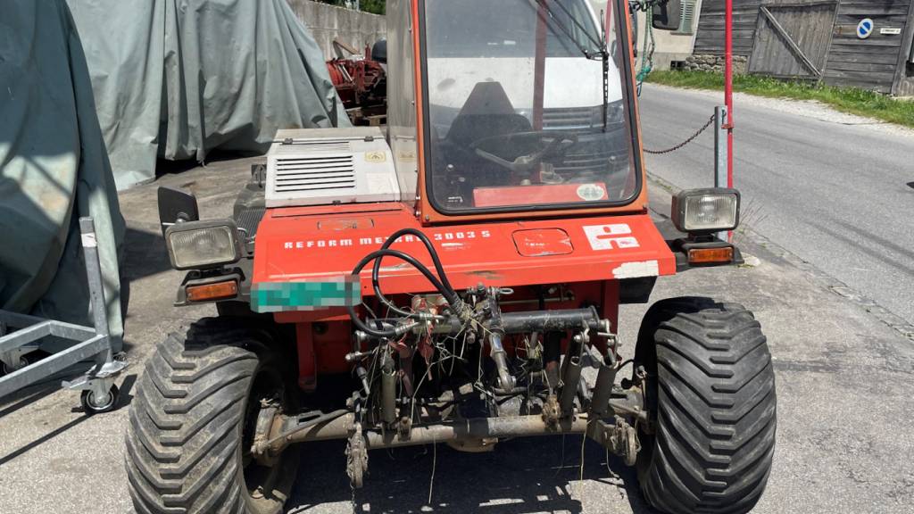 Der Motorkarren überrollte den Fahrer bis zum Unterkörper.