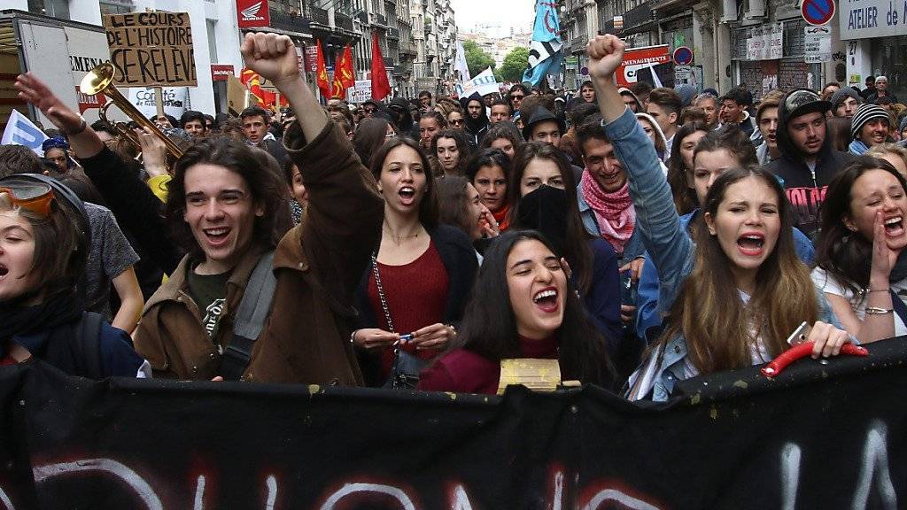 Studentinnen und Studenten protestieren in Marseille gegen die Arbeitsrechtsreform