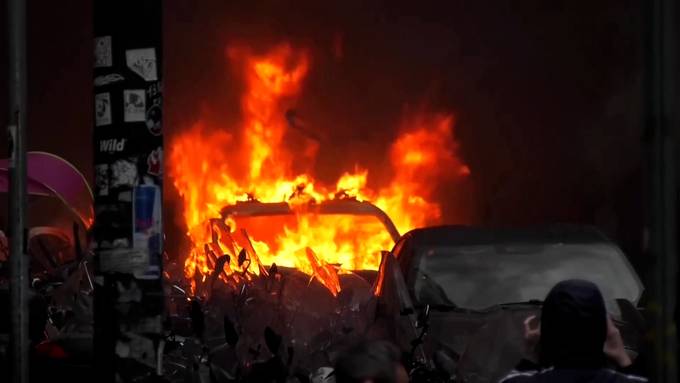 Krawalle in Neapel: Hooligans setzen Polizeiauto in Brand