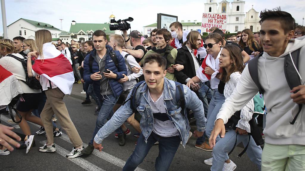Belarussische Studenten flüchten in Minsk vor der Polizei. Foto: Uncredited/Tut.by/AP/dpa