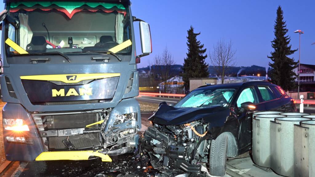Lastwagen und Auto kollidieren bei Autobahneinfahrt in Sursee LU