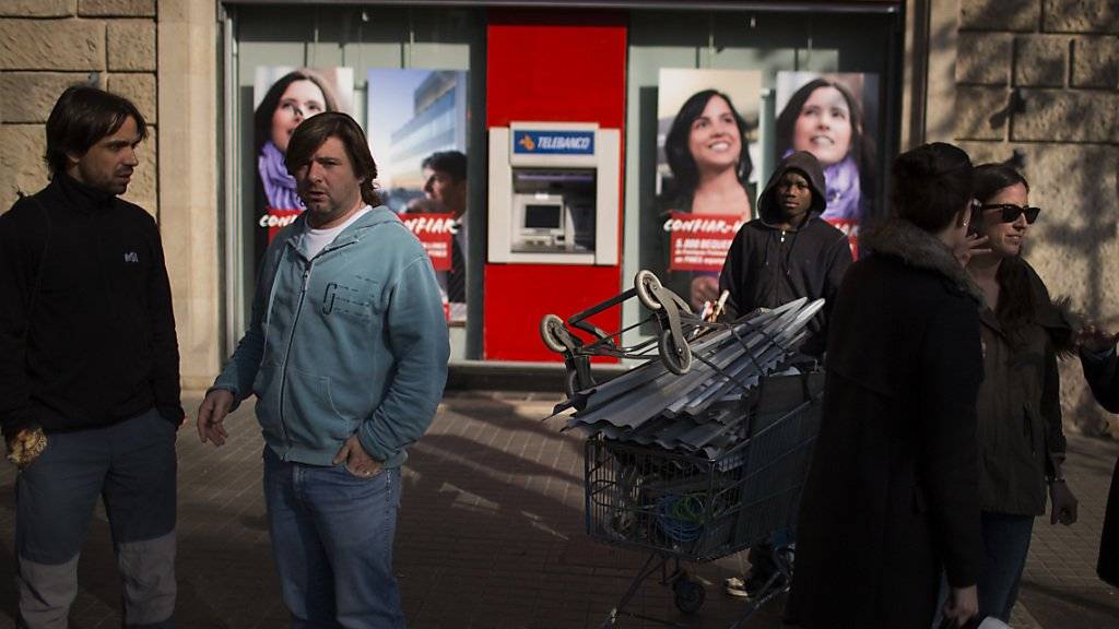 In Katalonien wollen Separatisten am Freitag mit grossen Bezügen an Bankomaten gegen den Wegzug von Firmen protestieren. (Archivbild)