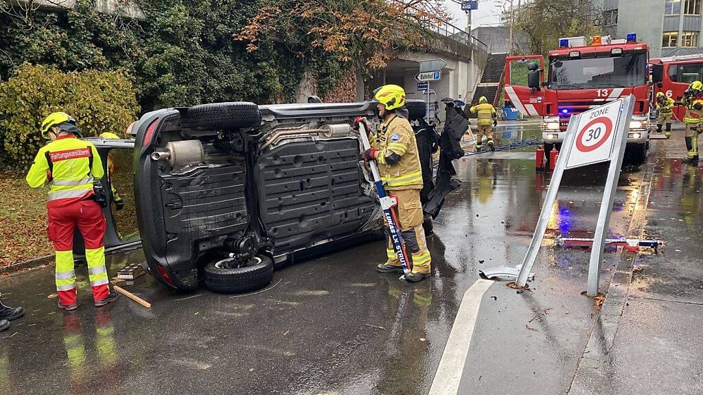 Auto einer 88-Jährigen kippt nach Unfall in Zug zur Seite