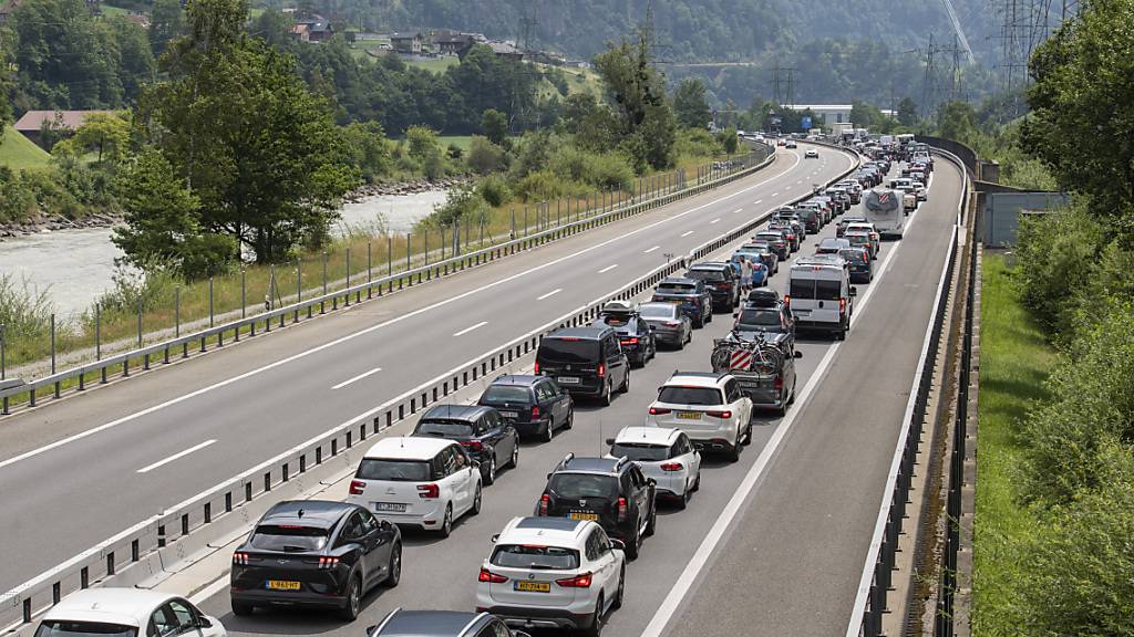 Bereits am Samstag gegen Mittag stauten sich die Fahrzeuge auf der Autobahn A2 vor dem Gotthard-Nordportal in Fahrtrichtung Süden auf einer Länge von mehr als zehn Kilometern. (Archivbild)