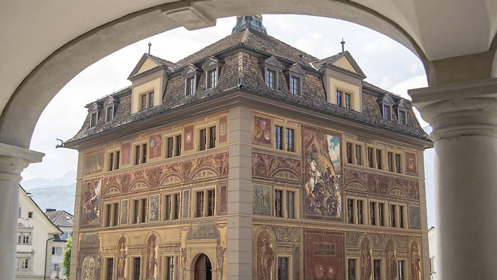 Im Rathaus in Schwyz sind wichtige finanzpolitische Weichenstellungen getroffen worden. (Archivaufnahme)