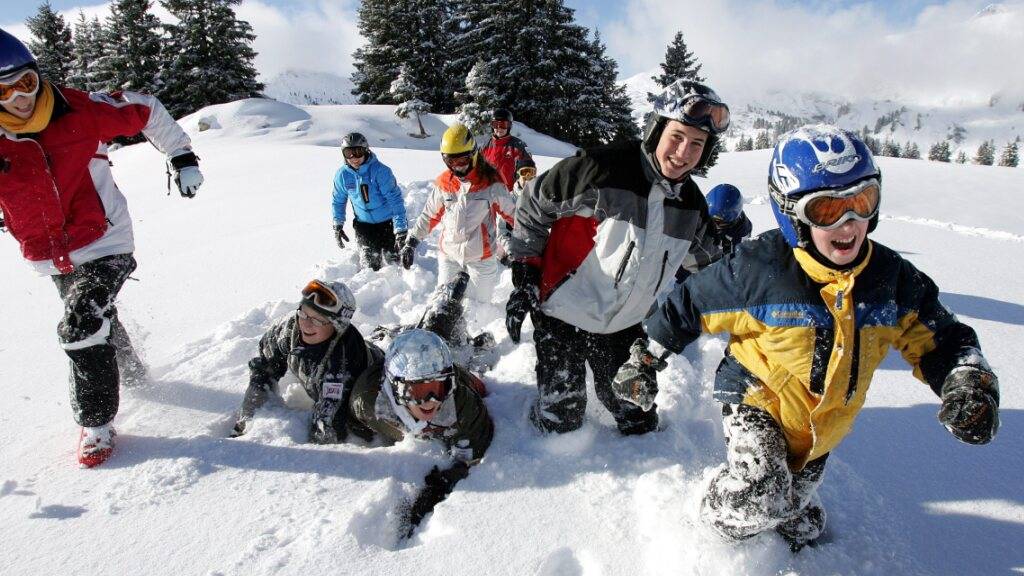 Wegen der Corona-Krise ist in der Schweiz bereits ein Grossteil der jährlichen Skilager abgesagt worden. Die Organisatoren arbeiten an einem Alternativangebot. (Archivbild)