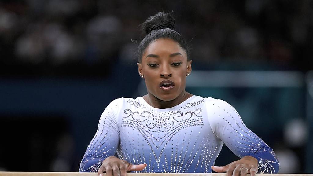 Simone Biles steigt nach ihrem Sturz wieder zurück auf den Schwebebalken.