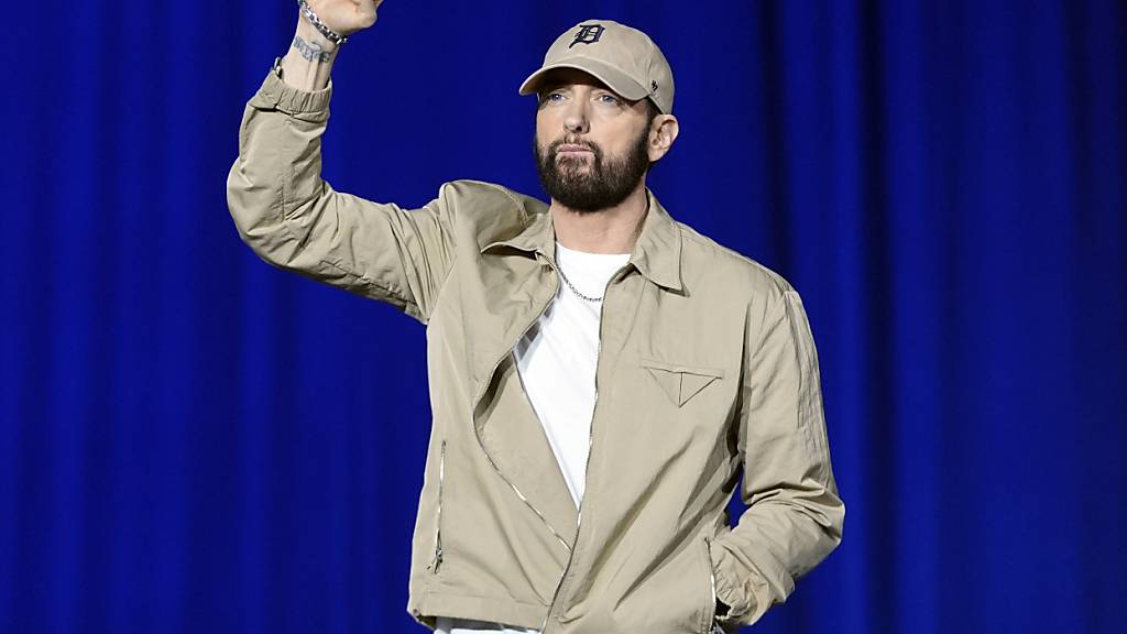 Der Rapper Eminem kommt zu einer Wahlkampfveranstaltung zur Unterstützung der US-Vizepräsidentin und demokratischen Präsidentschaftskandidatin Kamala Harris. Foto: Paul Sancya/AP