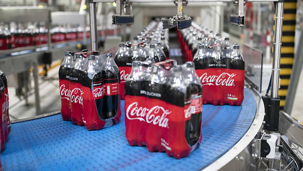 Der Getränkekonzern Coca Cola baut in der Schweiz bis zu 120 der insgesamt rund 650 Stellen ab. (Archivbild)