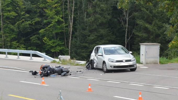 Töfffahrer bei Frontalcrash schwer verletzt