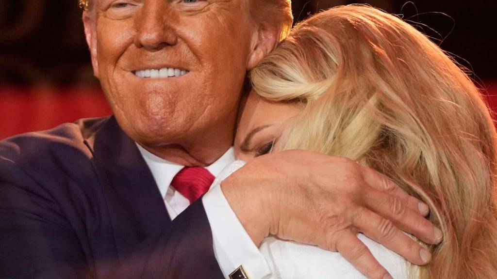 US-Präsident Donald Trump (l) umarmt Erika Kirk bei der Trauerfeier für ihren Mann, den konservativen Aktivisten Charlie Kirk. Foto: Julia Demaree Nikhinson/AP/dpa