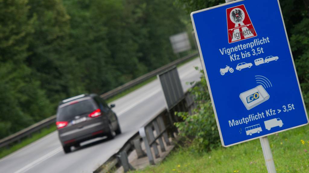 ARCHIV - Ein Auto fährt in Kufstein (Österreich) auf der Zubringerstraße zur Autobahn an einem Hinweisschild zur Vignettenpflicht vorbei. Foto: picture alliance / dpa