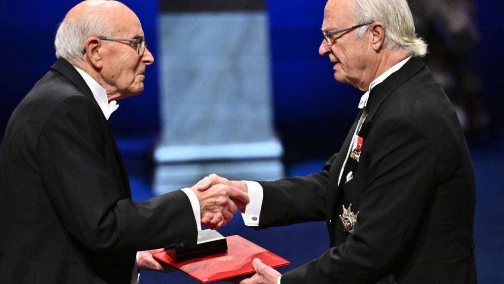 Chemie-Nobelpreisträger Richard Robson (l) erhält seinen Preis von König Carl Gustaf bei der Nobelpreisverleihung in Stockholm. Foto: Anders Wiklund/TT News Agency/AP/dpa