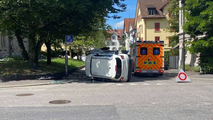 83-Jähriger fährt in Zug mit Auto gegen eine Mauer