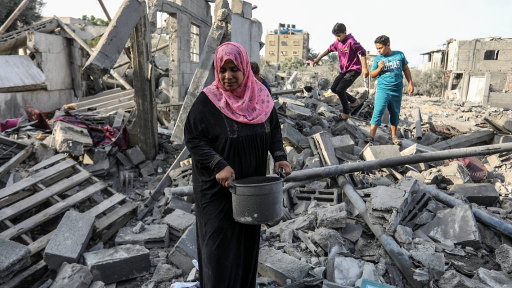 Palästinenser inspizieren die Trümmer nach einem israelischen Angriff auf die Stadt. Foto: Abed Rahim Khatib/dpa