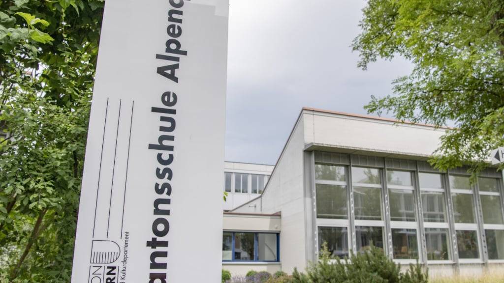 Die Kantonsschule Alpenquai in der Stadt Luzern ist das grösste Gymnasium im Kanton Luzern. (Archivaufnahme)