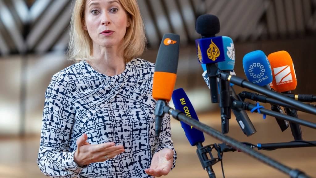 Die EU-Außenbeauftragte Kaja Kallas spricht mit Journalisten bei ihrer Ankunft zu einem Treffen der EU-Außenminister im EU-Ratsgebäude. Foto: Geert Vanden Wijngaert/AP/dpa