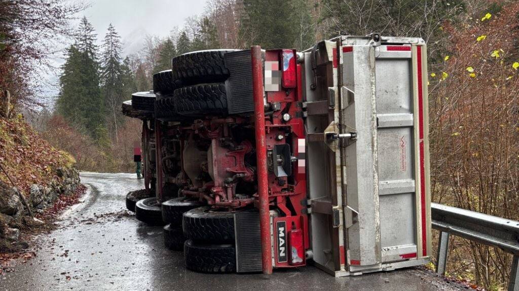 Lastwagen kippt in Kurve bei Glarus zur Seite