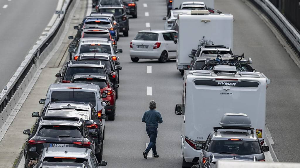 Am Montagmittag standen die Fahrzeuge auf der Nordseite des Gotthard-Strassentunnels auf einer Länge von 15 Kilometern. (Archivbild)