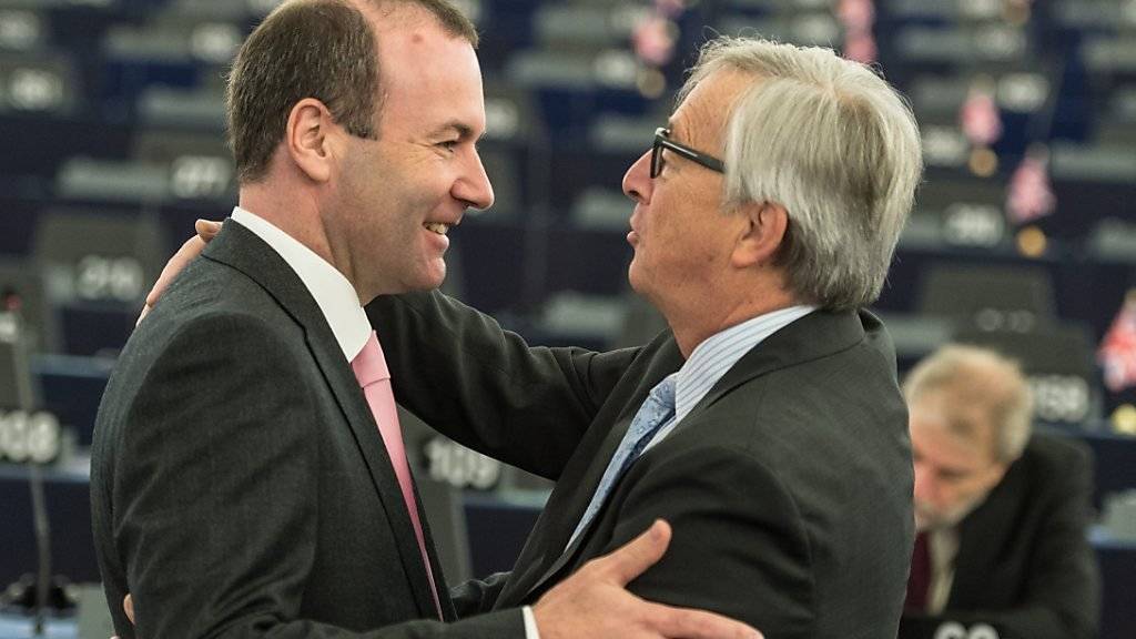 Der Deutsche Manfred Weber (links) will laut Medienmeldungen EU-Kommissionspräsidenten Jean-Claude Juncker (rechts) in seinem Amt beerben. (Archivbild)