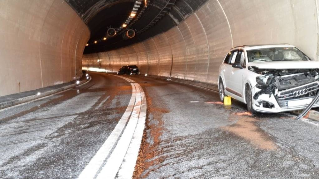 Im Bärenburgtunnel in Andeer GR kollidierten zwei Autos frontal.