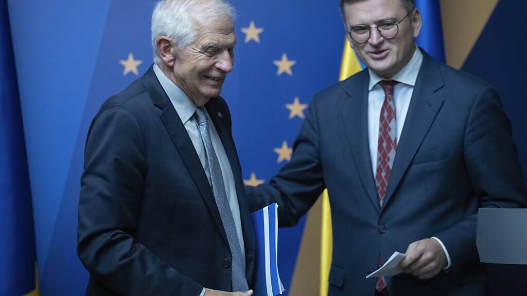 Dmytro Kuleba (r), Außenminister der Ukraine, und Josep Borrell, Hoher Vertreter der EU für Außen- und Sicherheitspolitik, sprechen während eines informellen Treffens der EU-Außenminister. Foto: Efrem Lukatsky/AP/dpa