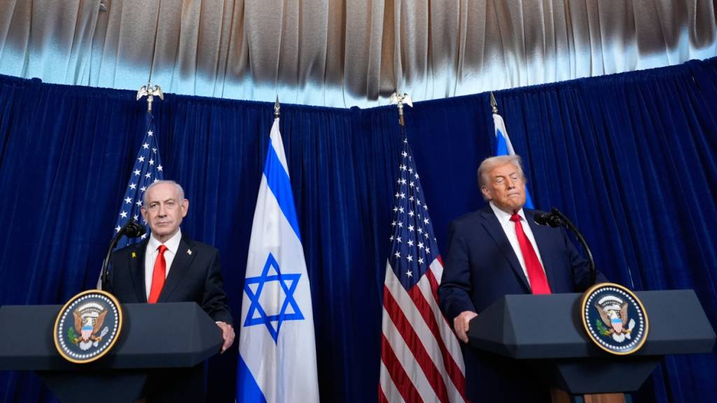 US-Präsident Donald Trump (r) und der israelische Ministerpräsident Benjamin Netanjahu sprechen während einer gemeinsamen Pressekonferenz in Mar-a-Lago. Foto: Alex Brandon/AP/dpa