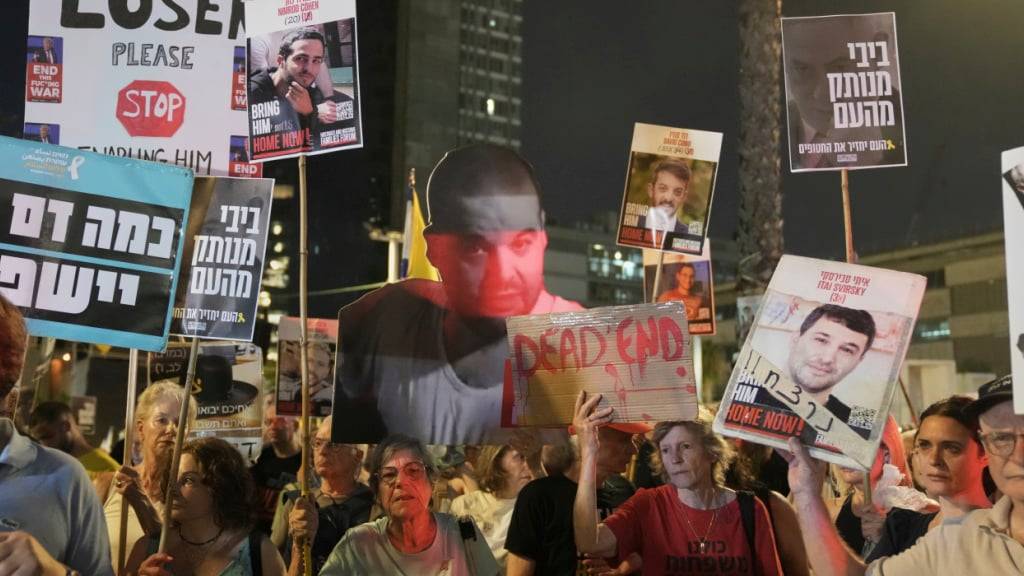 Angehörige und Unterstützer von Geiseln, die von der Hamas festgehalten werden, nehmen an einem Protestmarsch teil, bei dem ihre sofortige Freilassung und das Ende des Krieges im Gazastreifen gefordert werden. Foto: Mahmoud Illean/AP/dpa