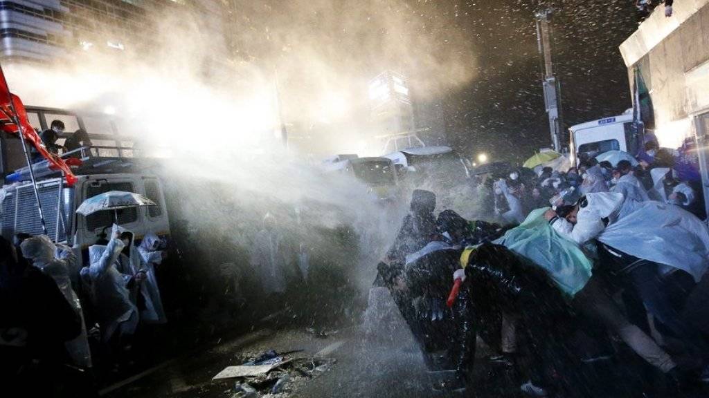 Die Polizei setzt in Seoul Wasserwerfer ein, um die Demonstranten auseinanderzutreiben. Letztere demonstrierten gegen Jugendarbeitslosigkeit und die Arbeitsmarktpolitik der Regierung und forderten den Rücktritt der konservativen Präsidentin Park Geun Hye