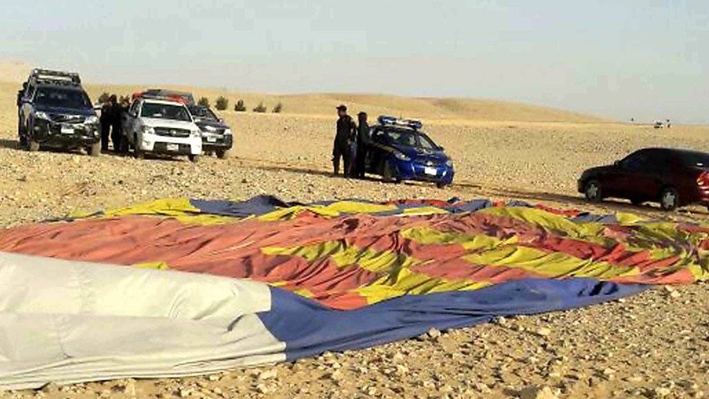 Polizisten begutachten nach der tödlichen Bruchlandung eines Heissluftballons die Unglücksstelle.