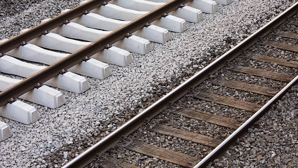 Zwischen Tenero und Locarno TI ist es laut SBB in der Nacht zum Donnerstag zu einem Erdrutsch gekommen. Die Bahnverbindung zwischen den beiden Orten war unterbrochen. (Symbolbild)