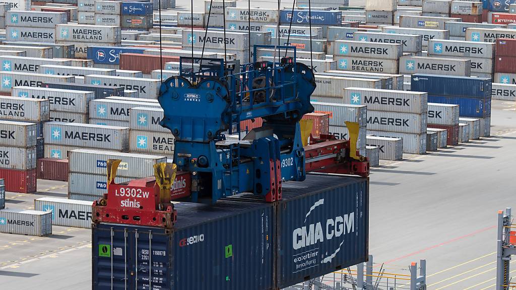 Dem deutschen Arbeitsmarkt geht es gut: Containerhafen in Niedersachsen (Archivbild).