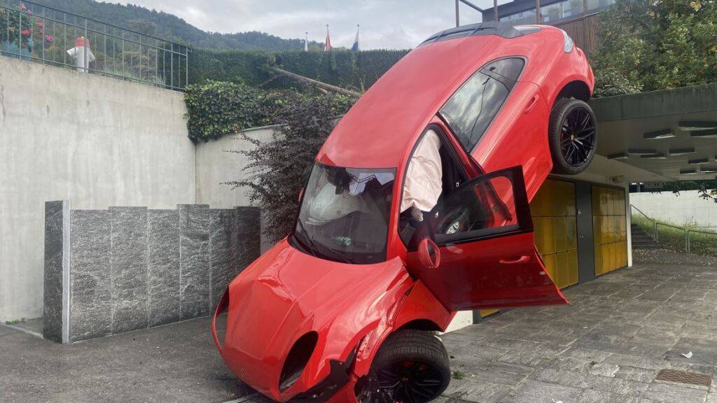 Auto stürzt in Walchwil ZG drei Meter tief in den Friedhof