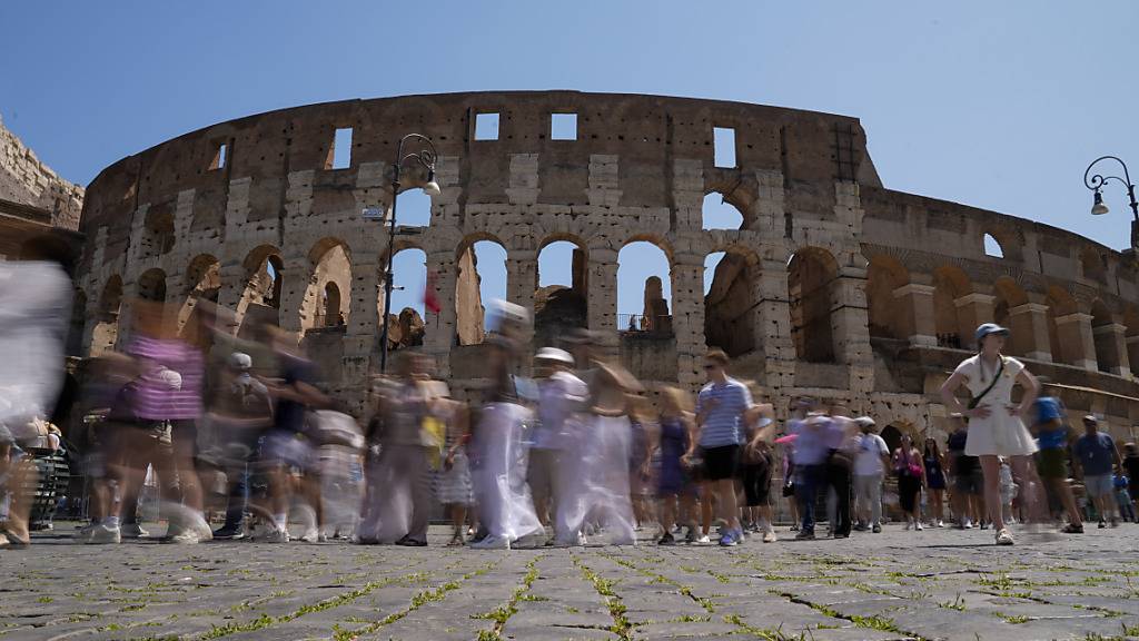 ARCHIV - Besucher gehen am Kolosseum in Rom vorbei. Die Stadt Rom kämpft zurzeit gegen das vermehrte Vorkommen von Ratten und Mäusen rund um das berühmte Kolosseum. Foto: Andrew Medichini/AP