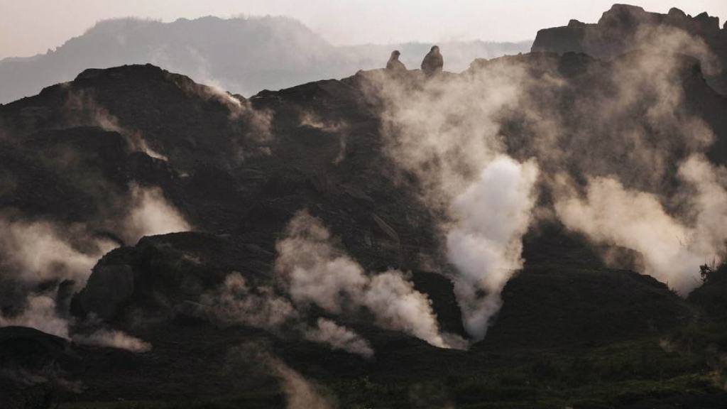 Rauch steigt über einer indischen Kohlemine auf. Dutzende Staaten haben sich am Rande der Klimakonferenz in Marrakesch zum Abschied von Kohle, Öl und Gas verpflichtet. (Archiv)