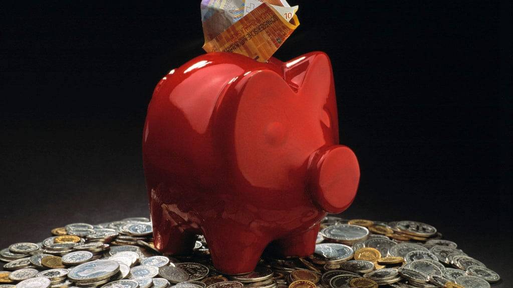 Wer Geld auf einem Sparkonto hat, erhält dafür in der Schweiz kaum noch Zinsen. Die Sparzinsen sind zuletzt stark gesunken.(Symbolbild)