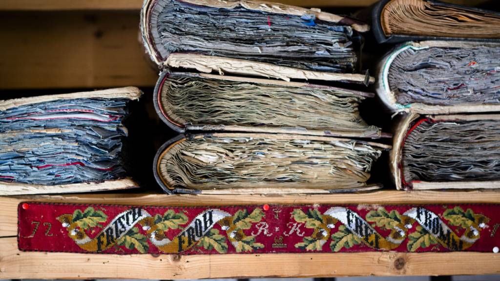 Die St. Galler Wirtschaftsgeschichte ist eng verbunden mit der Textilproduktion. Im Bild Musterbücher von Stickereien. (Archivbild)