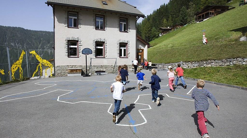 Pausenplatz der Schule Monstein bei Davos (Archivbild): Ungleichheit wirkt sich in der Schweiz laut einem UNICEF-Bericht weniger stark aus als in anderen Ländern. (Archivbild)