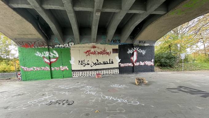 Unbekannte sprayen judenfeindliches Riesen-Graffiti an Brücke in Zürich