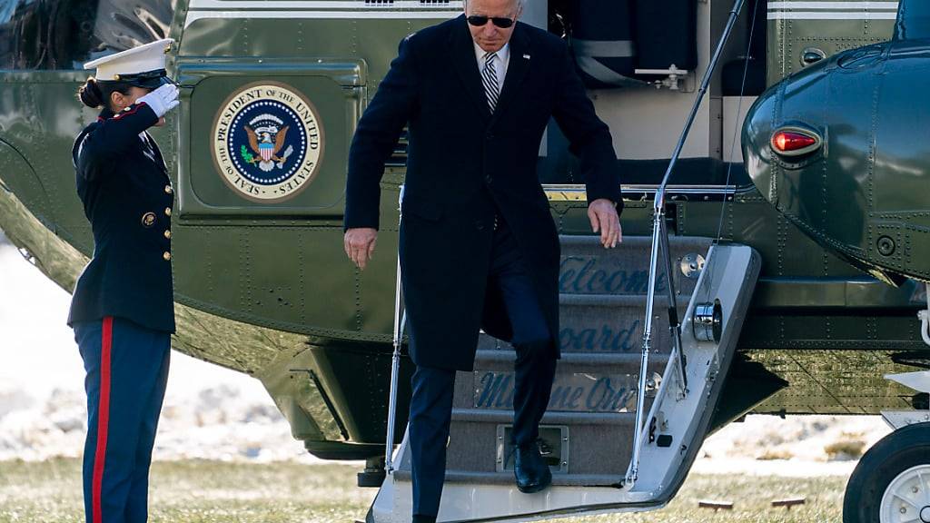 ARCHIV - Joe Biden, Präsident der USA, steigt aus der der Maschine Marine One. Er verkürzte den Aufenthalt in seinem Strandhaus in Rehoboth Beach im US-Bundesstaat Delaware, um sich im Weißen Haus mit seinem Sicherheitsteam über die extrem angespannte Lage im Nahen Osten beraten. Foto: Andrew Harnik/AP/dpa