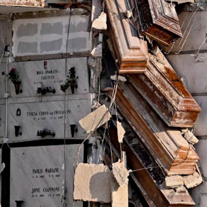 Friedhofshalle in Italien stürzt ein