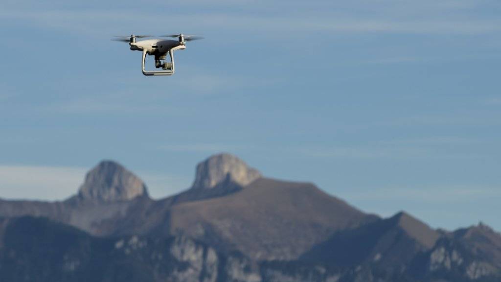 Für die sichere Integration von Drohnen in den Schweizer Luftraum reicht laut einer Studie das bestehende Mobilfunknetz aus. (Archivbild)