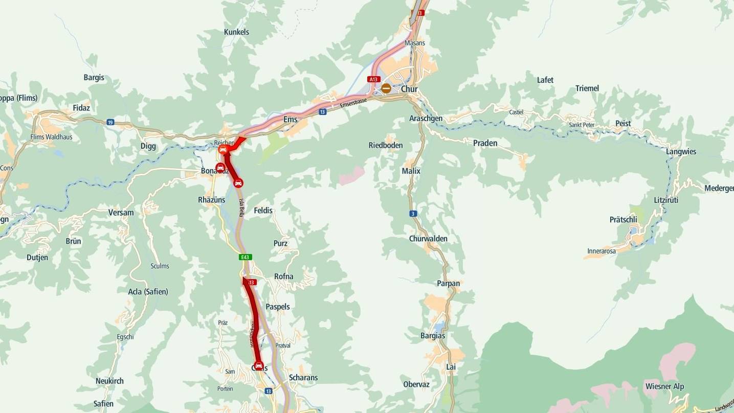 Wegen des Frühlingsverkehrs stockt der Verkehr im Kanton Graubünden.