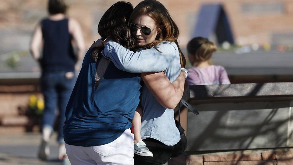 Mit einer Mahnwache haben Überlebende des Massakers an der Columbine High School in Littleton im US-Bundesstaat Colorado vor 20 Jahren gedacht.