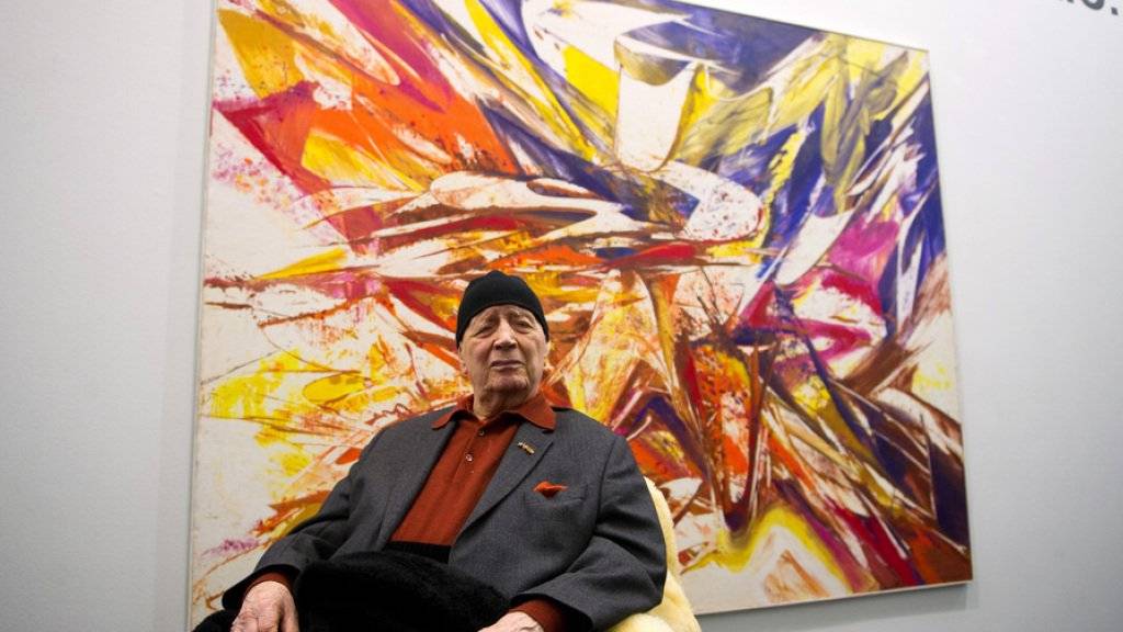 Der Künstler Karl Otto Götz posiert am 20. März 2014 in Duisburg (Nordrhein-Westfalen) im Museum Küppersmühle vor seinem Kunstwerk «Giverny IIV/1». Der Pionier der abstrakten Kunst der Nachkriegszeit starb am 19. August 2017 im Alter von 103 Jahren. (Archiv)