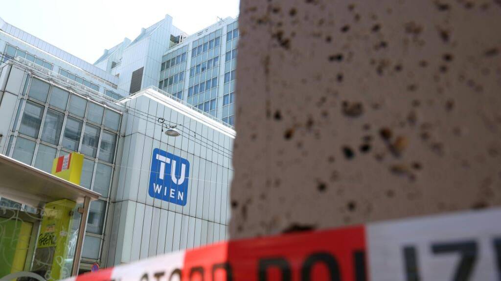 Außenansicht der die Technischen Universität Wien (TU Wien), wo ein Großeinsatz der Polizei im Gange ist. Foto: Tobias Steinmaurer/APA/dpa