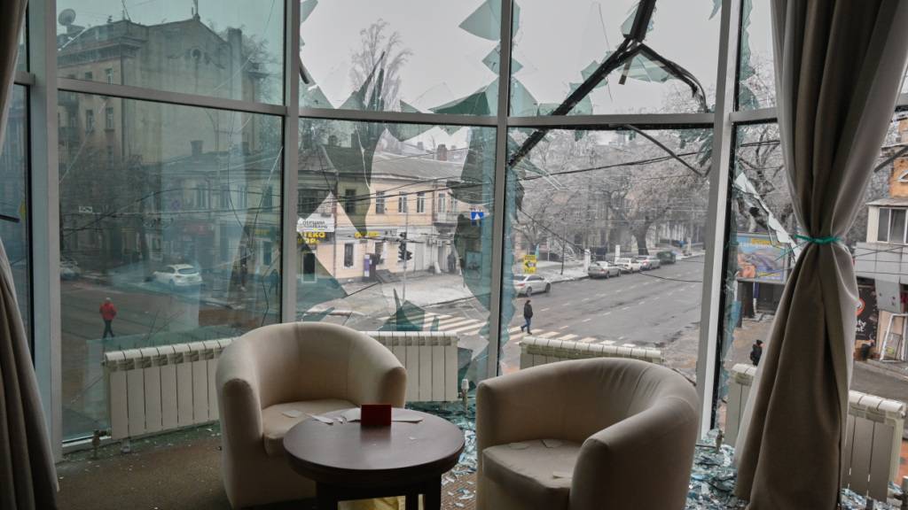 dpatopbilder - In einer Wohnung im Stadtzentrum von Odessa ist nach einem russischen Luftangriff eine Fensterscheibe zerbrochen. Foto: Michael Shtekel/AP/dpa